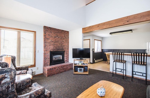 Red Lodge Condominio | Aspen Cozy 2 Bed/2 Bath Condo Unit #8 on Golf Course with Hot tub/ Sauna/ Pool
