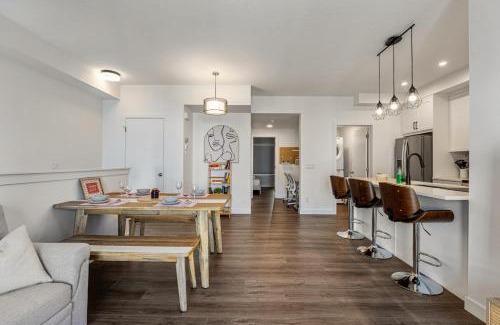 Springbank Hill Casa | Aspen - Entire Town House with Garage, Netflix, King Bed, Balcony, Perfect for Couples, Sleeps 4