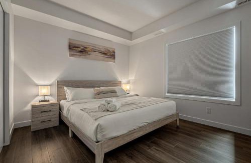 Springbank Hill Casa | Aspen - Entire Town House with Garage, Netflix, King Bed, Balcony, Perfect for Couples, Sleeps 4