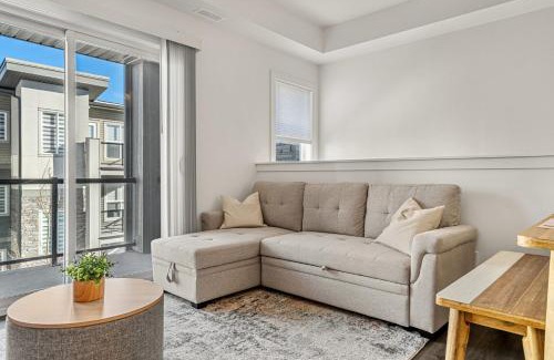 Springbank Hill Casa | Aspen - Entire Town House with Garage, Netflix, King Bed, Balcony, Perfect for Couples, Sleeps 4
