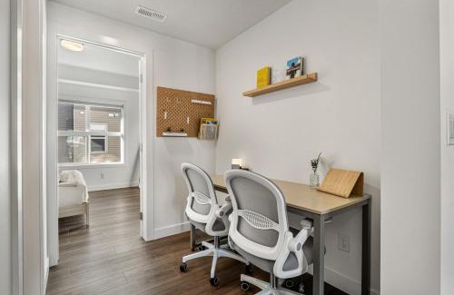 Springbank Hill Casa | Aspen - Entire Town House with Garage, Netflix, King Bed, Balcony, Perfect for Couples, Sleeps 4