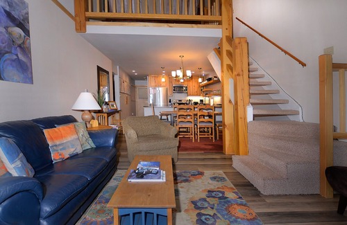 Crested Butte Condominio | Hermoso 4 BR paraíso condominio. Ski in / out, garaje, jacuzzi y mascotas! Lanzadera.