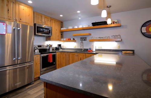 Crested Butte Condominio | Hermoso 4 BR paraíso condominio. Ski in / out, garaje, jacuzzi y mascotas! Lanzadera.