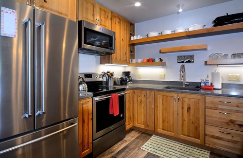 Crested Butte Condominio | Hermoso 4 BR paraíso condominio. Ski in / out, garaje, jacuzzi y mascotas! Lanzadera.