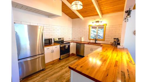 Red River Casa | Aspen Hideaway - Fireplace - Grill - Mountain Views
