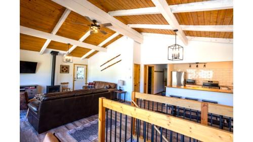 Red River Casa | Aspen Hideaway - Fireplace - Grill - Mountain Views
