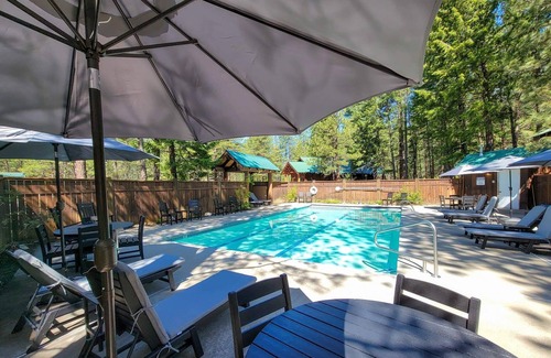 Mazama Casa | Aspen - queen bedroom w/deck at The Inn At Mazama