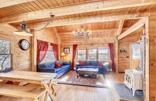 Morrisville Casa | Aspen's Run: 3 br log cabin, wood stove, deck, firepit, window a/c by Stowe Country Homes