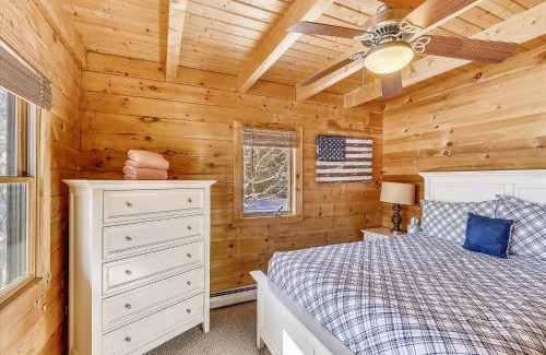 Morrisville Casa | Aspen's Run: 3 br log cabin, wood stove, deck, firepit, window a/c by Stowe Country Homes