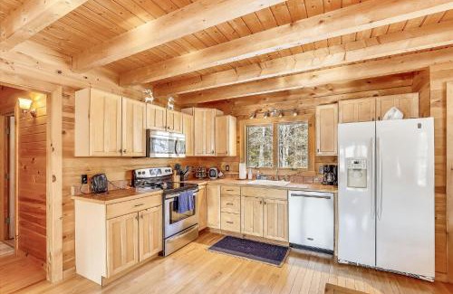 Morrisville Casa | Aspen's Run: 3 br log cabin, wood stove, deck, firepit, window a/c by Stowe Country Homes