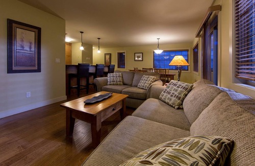 Golden Condominio | Aspens at Kicking Horse Mountain Resort