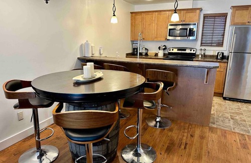 Golden Apartamento | Aspens Retreat - 1BR w/Hot Tub