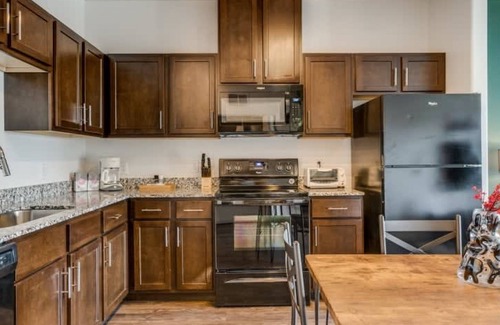 McNeil Apartamento | Astonishing Cozysuites on I-35 w Pool Parking 06
