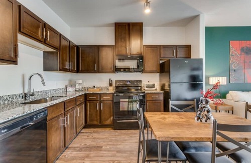 McNeil Apartamento | Astonishing Cozysuites on I-35 w Pool Parking 06