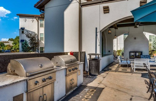 McNeil Apartamento | Astonishing Cozysuites on I-35 w Pool Parking 06
