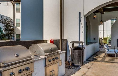 McNeil Apartamento | Astonishing Cozysuites on I-35 w Pool Parking 09
