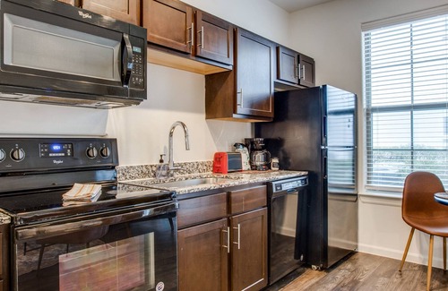 McNeil Apartamento | Astonishing Cozysuites on I-35 w Pool Parking 11