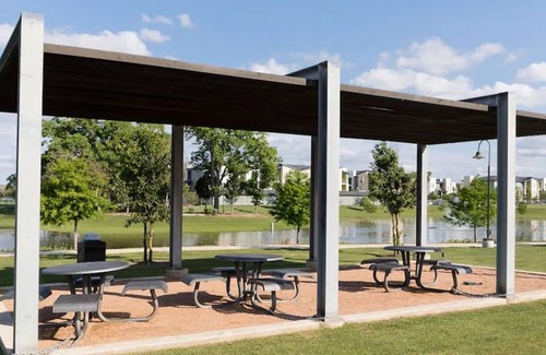 McNeil Apartamento | Astonishing Cozysuites on I-35 w Pool Parking 11