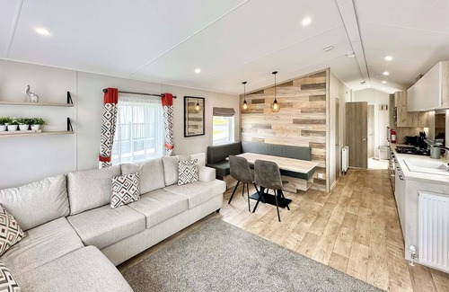 Cross Inn Casa | Astoria Caravan Decking
