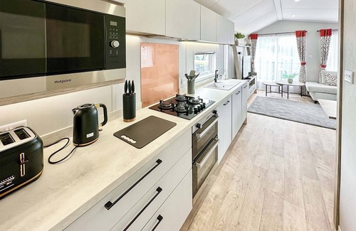 Cross Inn Casa | Astoria Caravan Decking