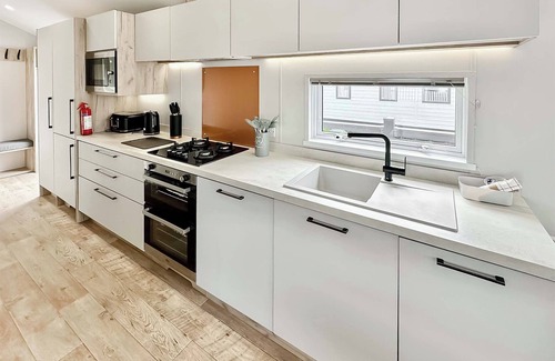 Cross Inn Casa | Astoria Caravan Pet Friendly Decking