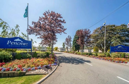 Cross Inn Casa | Astoria Caravan Pet Friendly Decking