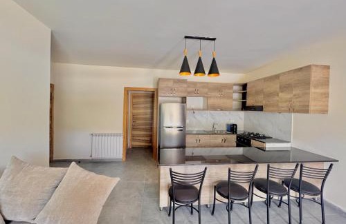 Kfardebian Apartamento | Astra Faqra 3BR w Pool and Balcony