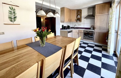 Bruck an der Grossglocknerstrasse Apartamento | Amplio apartamento con jardín privado y vistas a la montaña, con capacidad para 8 personas.