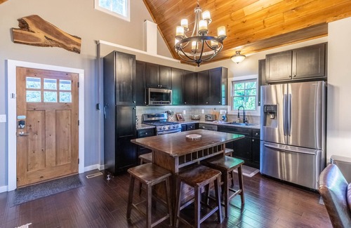 Cullowhee Casa | At E's - Upscale Riverfront Home Near WCU