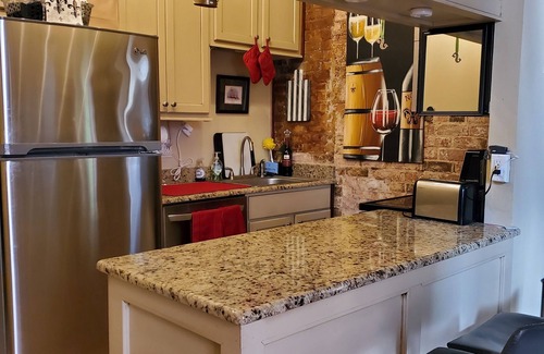 French Quarter Condominio | At Home in the French Quarter - Lots of Charm!
