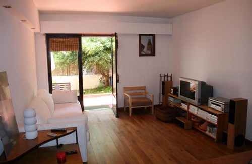 Carcavelos Apartamento | At the beach with a private garden