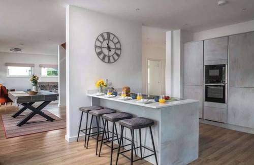 Ampney Crucis Casa | At Waters Edge | Lakehouse, Hot Tub + Rowing Boat
