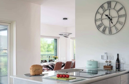 Ampney Crucis Casa | At Waters Edge | Lakehouse, Hot Tub + Rowing Boat