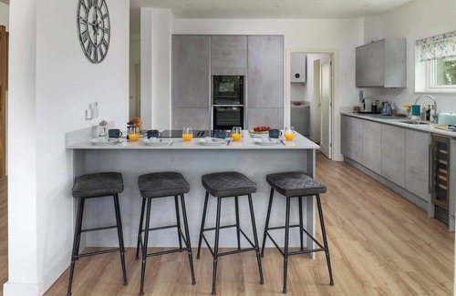 Ampney Crucis Casa | At Waters Edge | Lakehouse, Hot Tub + Rowing Boat