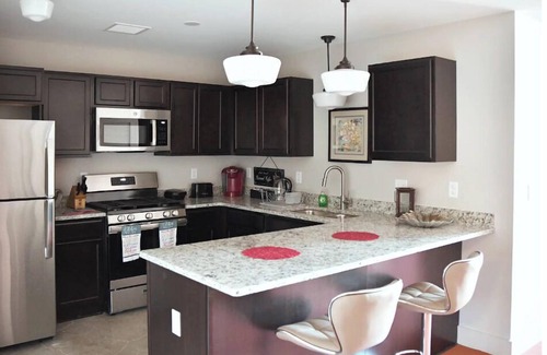Aurora Apartamento | AT YOUR SERVICE! Downtown Aurora 1 Bedroom River Facing Gem