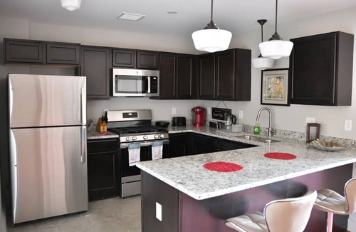 Aurora Apartamento | AT YOUR SERVICE! Downtown Aurora 1 Bedroom River Facing Gem