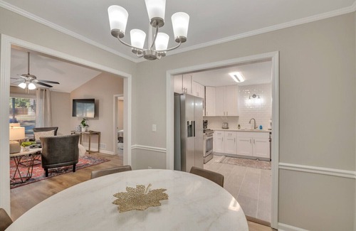 Woodstock Casa | ATH - Downtown Woodstock walkable. Fenced yard for pets! 165