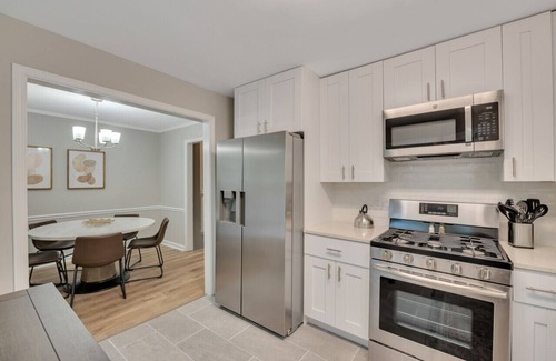 Woodstock Casa | ATH - Downtown Woodstock walkable. Fenced yard for pets! 165