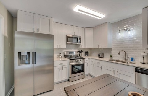 Woodstock Casa | ATH - Downtown Woodstock walkable. Fenced yard for pets! 165