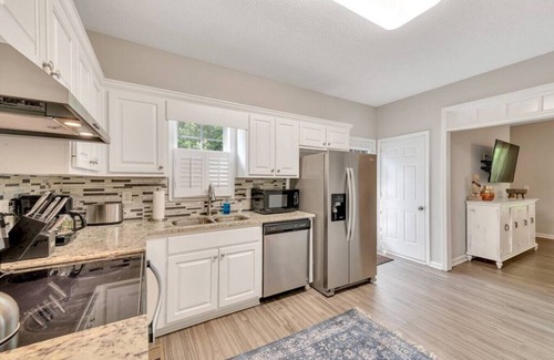 Acworth Casa | 19 Moonlight Drive · ¡Acworth comfort! Complejo de béisbol Lakepoint es de 9 millas en coche