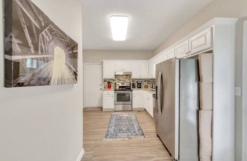 Acworth Casa | 19 Moonlight Drive · ¡Acworth comfort! Complejo de béisbol Lakepoint es de 9 millas en coche
