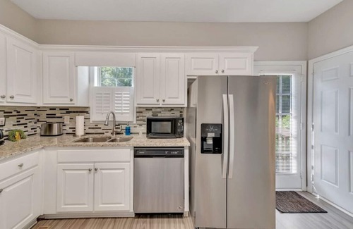 Acworth Casa | 19 Moonlight Drive · ¡Acworth comfort! Complejo de béisbol Lakepoint es de 9 millas en coche