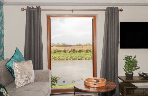 Burrowbridge Casa | ATHELNEY COTTAGE, pet friendly, with a garden in North Curry