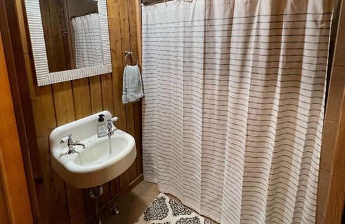 West Columbia Casa | Athens and Albany's Hillside Haven