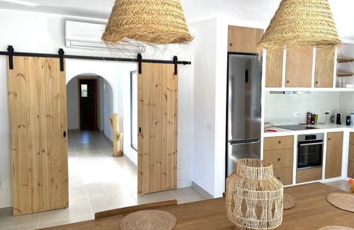 Cala Comte Villa | Atico, piscina privada y vista al mar frente a puestas de sol.