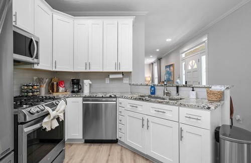 East Side Casa | Atlanta Central Historic Area, Near Parks & Dining. King Bed. Pet Friendly