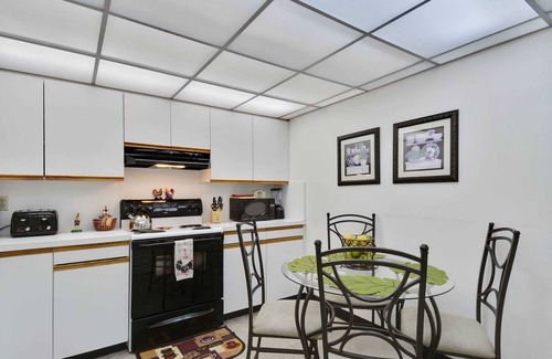 New Town Cabaña | Atlantic Paradise by Avantstay Great Location w/ Balcony, Outdoor Dining & Shared Pool & Hot Tub!