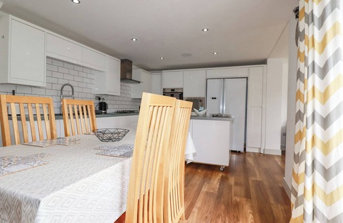 Porth Cabaña | ATLANTIC SUNSET, pet friendly, character holiday cottage in Newquay