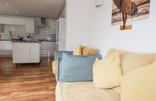 Porth Cabaña | ATLANTIC SUNSET, pet friendly, character holiday cottage in Newquay