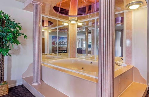 Lake Delton Hotel | Atlantis Family Waterpark Hotel, Ascend Hotel Collection
